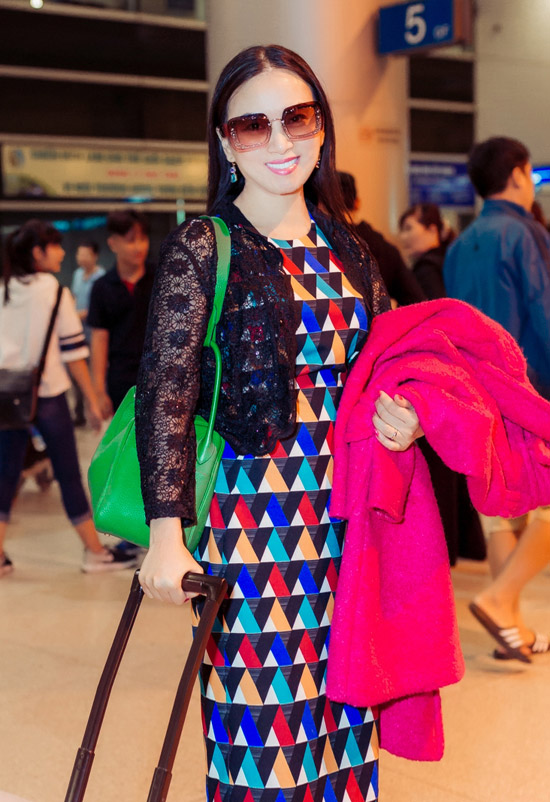 Chị em Hà Phương, Minh Tuyết cùng bay về nước